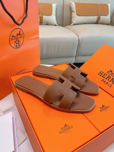 Hermès H-slippers are lazy and casual, generous and beautiful, simple is the style, high-end and comfortable!❗️Elegant outfit, highly recommended by the salesgirl!A variety of top-quality high-end materials, carefully selected, always follow the original details and craftsmanship style, focus on meticulousness!Top packaging style Box in box As always, focus on high-end!