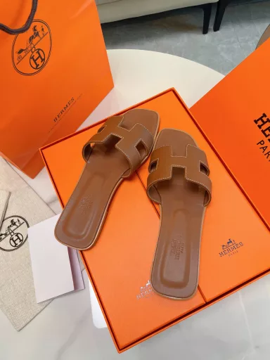 Hermès H-slippers are lazy and casual, generous and beautiful, simple is the style, high-end and comfortable!❗️Elegant outfit, highly recommended by the salesgirl!A variety of top-quality high-end materials, carefully selected, always follow the original details and craftsmanship style, focus on meticulousness!Top packaging style Box in box As always, focus on high-end!