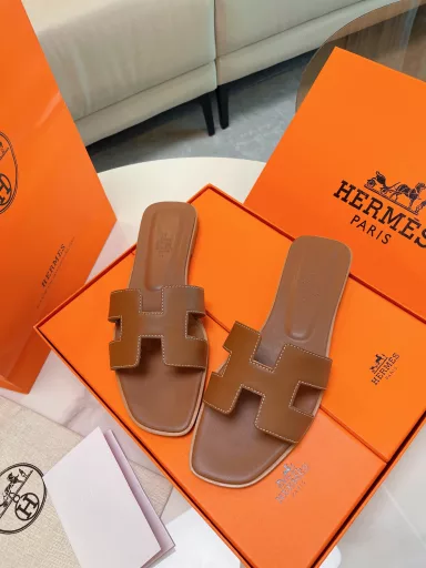 Hermès H-slippers are lazy and casual, generous and beautiful, simple is the style, high-end and comfortable!❗️Elegant outfit, highly recommended by the salesgirl!A variety of top-quality high-end materials, carefully selected, always follow the original details and craftsmanship style, focus on meticulousness!Top packaging style Box in box As always, focus on high-end!