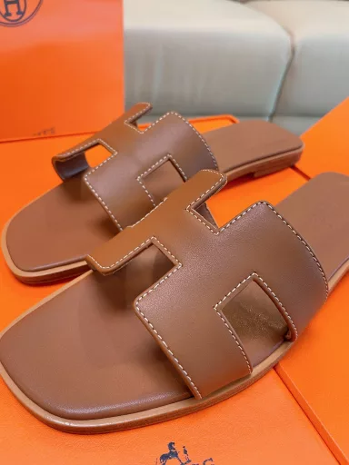 Hermès H-slippers are lazy and casual, generous and beautiful, simple is the style, high-end and comfortable!❗️Elegant outfit, highly recommended by the salesgirl!A variety of top-quality high-end materials, carefully selected, always follow the original details and craftsmanship style, focus on meticulousness!Top packaging style Box in box As always, focus on high-end!