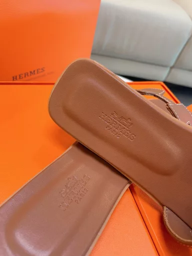 Hermès H-slippers are lazy and casual, generous and beautiful, simple is the style, high-end and comfortable!❗️Elegant outfit, highly recommended by the salesgirl!A variety of top-quality high-end materials, carefully selected, always follow the original details and craftsmanship style, focus on meticulousness!Top packaging style Box in box As always, focus on high-end!