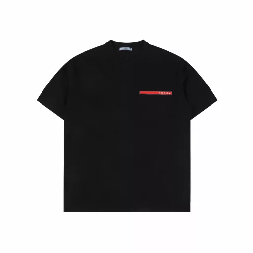 Prada 25SS Basic Red Silicone Short Sleeve T-shirtLight luxury, a must-have item for men and women's daily commuting wear, correct version, free comparisonDetailed features· 260g 100% cotton double yarn jersey fabric· Dust-free singeing process on the face, hair absorption on the bottom, environmentally friendly active dyeing· Special thickened 32 double strands 1×1 ribbing dyed in the same vat· Customized silicone small label with mold opening· Double needle sewing cross-seam process· Original main label washing tag packaging