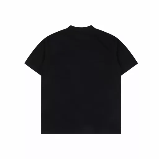 Prada 25SS Basic Red Silicone Short Sleeve T-shirtLight luxury, a must-have item for men and women's daily commuting wear, correct version, free comparisonDetailed features· 260g 100% cotton double yarn jersey fabric· Dust-free singeing process on the face, hair absorption on the bottom, environmentally friendly active dyeing· Special thickened 32 double strands 1×1 ribbing dyed in the same vat· Customized silicone small label with mold opening· Double needle sewing cross-seam process· Original main label washing tag packaging