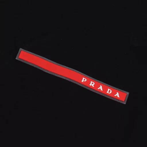 Prada 25SS Basic Red Silicone Short Sleeve T-shirtLight luxury, a must-have item for men and women's daily commuting wear, correct version, free comparisonDetailed features· 260g 100% cotton double yarn jersey fabric· Dust-free singeing process on the face, hair absorption on the bottom, environmentally friendly active dyeing· Special thickened 32 double strands 1×1 ribbing dyed in the same vat· Customized silicone small label with mold opening· Double needle sewing cross-seam process· Original main label washing tag packaging