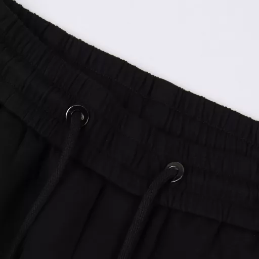 Burberry Plaid B Embroidered ShortsSummer channel limited beach shorts, customized striped fabric as the finishing touch of the whole pants, more personalized and advanced, loose wide-leg pants style, the upper body instantly becomes long legs, soft and delicate to the touch, very comfortable to wear, no entanglement when going out, easy to match. The most popular style for trendy men and women, the upper body can easily grasp various shapes.