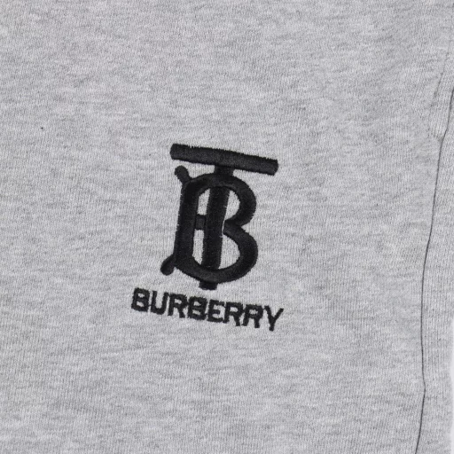 Burberry TB embroidered terry shortsThe fabric is customized from the original, which is very time-consuming and wasteful. The density and feel are consistent with the original. The elastic waist is matched, and the waistline can be easily adjusted. The black webbing design on the side is the finishing touch of the whole pants, which is more personalized and advanced. The loose wide-leg pants style can instantly turn the upper body into long legs. The feel is soft and delicate, and the upper body is very comfortable. It is easy to match without any entanglement when going out.