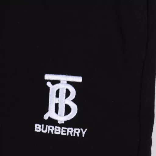 Burberry TB embroidered terry shortsThe fabric is customized from the original, which is very time-consuming and wasteful. The density and feel are consistent with the original. The elastic waist is matched, and the waistline can be easily adjusted. The black webbing design on the side is the finishing touch of the whole pants, which is more personalized and advanced. The loose wide-leg pants style can instantly turn the upper body into long legs. The feel is soft and delicate, and the upper body is very comfortable. It is easy to match without any entanglement when going out.