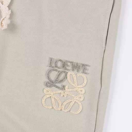 Loewe color-blocked braided ribbon embroidered shortsThe fabric is made of 360g brushed fabric, which is etched after dyeing. It is treated with silky and ultra-soft treatment compared with the original. The texture of the fabric is clear and obvious, the drape is excellent, and the workmanship is exquisite and meets the export standards. There are 4.5 stitches per centimeter, and each seam is pressed with visible lines. The lines are neat and standard like a ruler. The braided cotton ribbon is tightly woven and soft to the touch. The embroidery process uses a Behringer embroidery machine to make the embroidery color fuller and the embroidery more three-dimensional. The pattern has a good effect on the body. It is the same style for men and women, simple and versatile, and can be purchased on behalf of heavy items. You can compare any quality on the market at will.