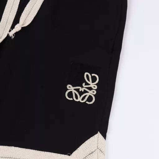 Loewe color-blocked braided ribbon embroidered shortsThe fabric is made of 360g brushed fabric, which is etched after dyeing. It is treated with silky and ultra-soft treatment compared with the original. The texture of the fabric is clear and obvious, the drape is excellent, and the workmanship is exquisite and meets the export standards. There are 4.5 stitches per centimeter, and each seam is pressed with visible lines. The lines are neat and standard like a ruler. The braided cotton ribbon is tightly woven and soft to the touch. The embroidery process uses a Behringer embroidery machine to make the embroidery color fuller and the embroidery more three-dimensional. The pattern has a good effect on the body. It is the same style for men and women, simple and versatile, and can be purchased on behalf of heavy items. You can compare any quality on the market at will.