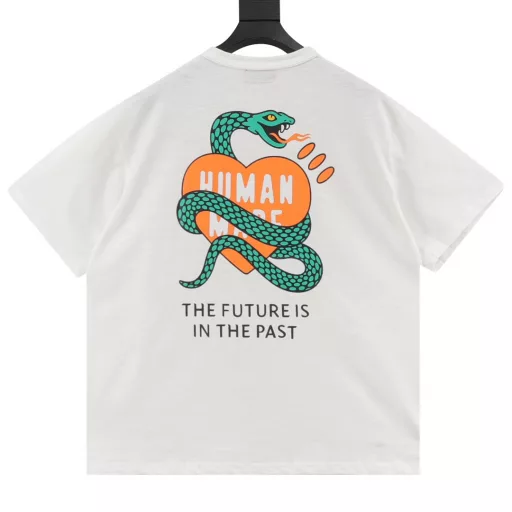 HUMAN MADE Snake Year Limited Edition Printed Short-Sleeved T-ShirtCustomized according to the original version, 16x21 count 230g double yarn bamboo cotton, washed + silicone oil treatment, the fabric is soft and skin-friendly.The black print is printed with imported glue, and the black color is due to the special nature of the fabric (the print has exposed bottom and fine lines like the genuine product, as can be seen in the picture). The white is a watermark, and the print is integrated with the fabric, with first-class texture! The production methods of the neckline and shoulder strips are all very interesting. The collar is thick and reinforced, washable and non-deformed. The retro ribbed collar design is double-bound and fits the neck. The hem thread is perfectly locked and refuses to deform! The packaging/collar label/washing label are all restored and customized. Bamboo cotton is more expensive than ordinary fabrics and is a high-end fabric. It can be machine washed at a light level. Violent machine washing is strictly prohibited. It is recommended to fold it in half and dry it after hand washing.