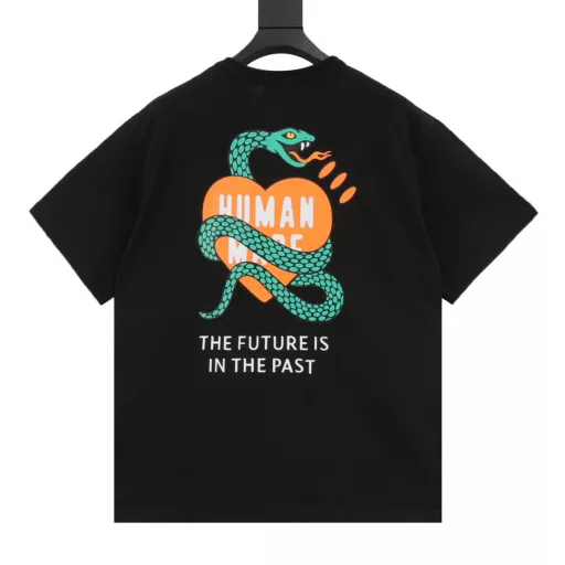 HUMAN MADE Snake Year Limited Edition Printed Short-Sleeved T-ShirtCustomized according to the original version, 16x21 count 230g double yarn bamboo cotton, washed + silicone oil treatment, the fabric is soft and skin-friendly.The black print is printed with imported glue, and the black color is due to the special nature of the fabric (the print has exposed bottom and fine lines like the genuine product, as can be seen in the picture). The white is a watermark, and the print is integrated with the fabric, with first-class texture! The production methods of the neckline and shoulder strips are all very interesting. The collar is thick and reinforced, washable and non-deformed. The retro ribbed collar design is double-bound and fits the neck. The hem thread is perfectly locked and refuses to deform! The packaging/collar label/washing label are all restored and customized. Bamboo cotton is more expensive than ordinary fabrics and is a high-end fabric. It can be machine washed at a light level. Violent machine washing is strictly prohibited. It is recommended to fold it in half and dry it after hand washing.