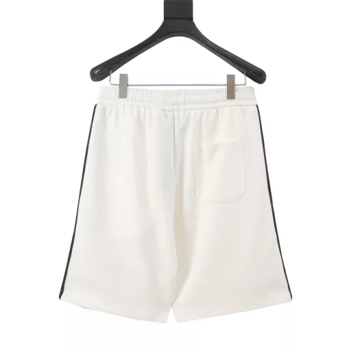 Gucci flame logo towel embroidered letter shorts. A new aesthetic inspiration and fun design, channel-quality products. Make the overall design more elegant and fashionable, the hottest series this summer, sought after by countless celebrities and trendsetters. The neat details of the cutting process add color to the fun fashion! The neat and meticulous, fitted version structure is even more ingenious, the upper body is not only recognizable but also youthful. A style with extreme wearing meaning and dressing performance, gorgeous color matching, the craftsmanship of this style must be extremely extraordinary, the comfort of the upper body is absolutely strong enough, and it is also a manifestation of the essence of luxury! Soft and thin, the touch is extremely seductive, the breathability is very strong, especially suitable for the needs of spring and summer, a proper wearing enjoyment, and the details and webbing craftsmanship are perfect, more advanced!