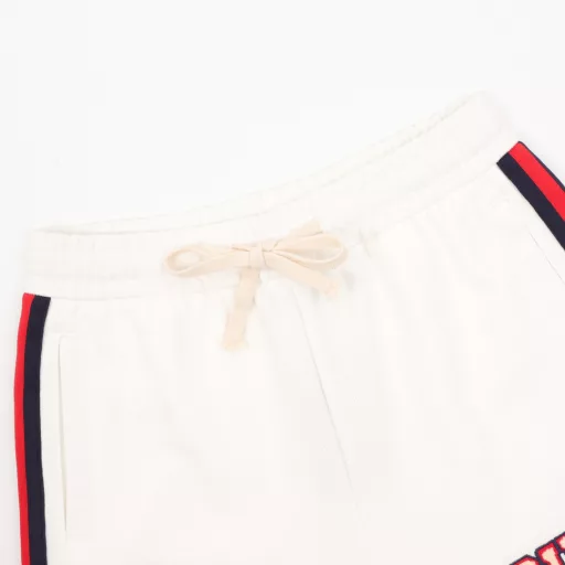 Gucci flame logo towel embroidered letter shorts. A new aesthetic inspiration and fun design, channel-quality products. Make the overall design more elegant and fashionable, the hottest series this summer, sought after by countless celebrities and trendsetters. The neat details of the cutting process add color to the fun fashion! The neat and meticulous, fitted version structure is even more ingenious, the upper body is not only recognizable but also youthful. A style with extreme wearing meaning and dressing performance, gorgeous color matching, the craftsmanship of this style must be extremely extraordinary, the comfort of the upper body is absolutely strong enough, and it is also a manifestation of the essence of luxury! Soft and thin, the touch is extremely seductive, the breathability is very strong, especially suitable for the needs of spring and summer, a proper wearing enjoyment, and the details and webbing craftsmanship are perfect, more advanced!