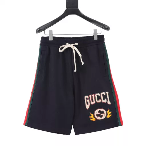 Gucci flame logo towel embroidered letter shorts. A new aesthetic inspiration and fun design, channel-quality products. Make the overall design more elegant and fashionable, the hottest series this summer, sought after by countless celebrities and trendsetters. The neat details of the cutting process add color to the fun fashion! The neat and meticulous, fitted version structure is even more ingenious, the upper body is not only recognizable but also youthful. A style with extreme wearing meaning and dressing performance, gorgeous color matching, the craftsmanship of this style must be extremely extraordinary, the comfort of the upper body is absolutely strong enough, and it is also a manifestation of the essence of luxury! Soft and thin, the touch is extremely seductive, the breathability is very strong, especially suitable for the needs of spring and summer, a proper wearing enjoyment, and the details and webbing craftsmanship are perfect, more advanced!