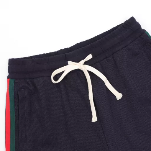 Gucci flame logo towel embroidered letter shorts. A new aesthetic inspiration and fun design, channel-quality products. Make the overall design more elegant and fashionable, the hottest series this summer, sought after by countless celebrities and trendsetters. The neat details of the cutting process add color to the fun fashion! The neat and meticulous, fitted version structure is even more ingenious, the upper body is not only recognizable but also youthful. A style with extreme wearing meaning and dressing performance, gorgeous color matching, the craftsmanship of this style must be extremely extraordinary, the comfort of the upper body is absolutely strong enough, and it is also a manifestation of the essence of luxury! Soft and thin, the touch is extremely seductive, the breathability is very strong, especially suitable for the needs of spring and summer, a proper wearing enjoyment, and the details and webbing craftsmanship are perfect, more advanced!