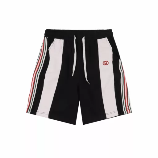 Gucci patchwork GG embroidered letter shortsThe fabric is made of 360g brushed fabric, which is etched after dyeing. It is treated with silky and ultra-soft treatment compared with the original. The texture of the fabric is clear and obvious, the drape is excellent, and the workmanship is exquisite and meets the export standards. There are 4.5 stitches per centimeter, and each seam is pressed with visible lines. The lines are neat and standard like a ruler. The woven cotton ribbon is tightly woven and soft to the touch. The embroidery process uses a Behringer embroidery machine to make the embroidery color fuller and the embroidery more three-dimensional. The pattern has a good effect on the body. It is the same style for men and women, simple and versatile, and can be purchased on behalf of heavy items. You can compare any quality on the market at will.