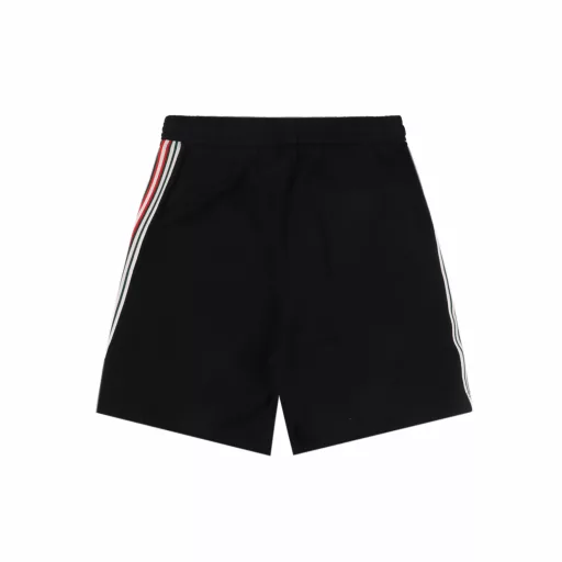 Gucci patchwork GG embroidered letter shortsThe fabric is made of 360g brushed fabric, which is etched after dyeing. It is treated with silky and ultra-soft treatment compared with the original. The texture of the fabric is clear and obvious, the drape is excellent, and the workmanship is exquisite and meets the export standards. There are 4.5 stitches per centimeter, and each seam is pressed with visible lines. The lines are neat and standard like a ruler. The woven cotton ribbon is tightly woven and soft to the touch. The embroidery process uses a Behringer embroidery machine to make the embroidery color fuller and the embroidery more three-dimensional. The pattern has a good effect on the body. It is the same style for men and women, simple and versatile, and can be purchased on behalf of heavy items. You can compare any quality on the market at will.