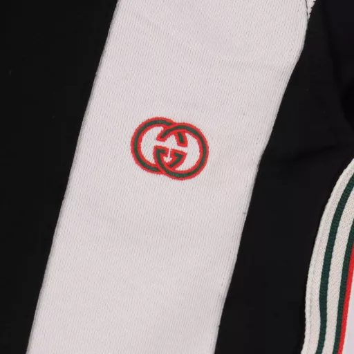 Gucci patchwork GG embroidered letter shortsThe fabric is made of 360g brushed fabric, which is etched after dyeing. It is treated with silky and ultra-soft treatment compared with the original. The texture of the fabric is clear and obvious, the drape is excellent, and the workmanship is exquisite and meets the export standards. There are 4.5 stitches per centimeter, and each seam is pressed with visible lines. The lines are neat and standard like a ruler. The woven cotton ribbon is tightly woven and soft to the touch. The embroidery process uses a Behringer embroidery machine to make the embroidery color fuller and the embroidery more three-dimensional. The pattern has a good effect on the body. It is the same style for men and women, simple and versatile, and can be purchased on behalf of heavy items. You can compare any quality on the market at will.