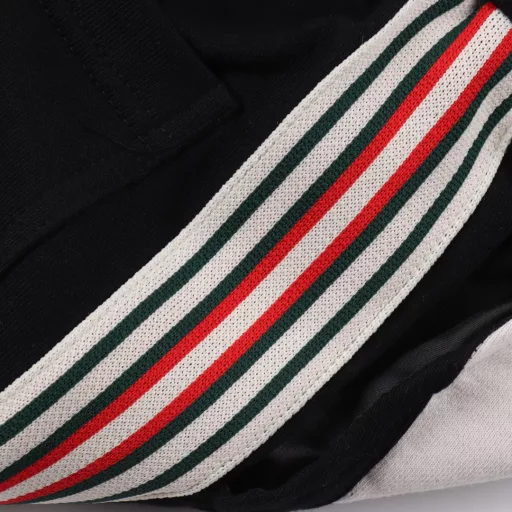 Gucci patchwork GG embroidered letter shortsThe fabric is made of 360g brushed fabric, which is etched after dyeing. It is treated with silky and ultra-soft treatment compared with the original. The texture of the fabric is clear and obvious, the drape is excellent, and the workmanship is exquisite and meets the export standards. There are 4.5 stitches per centimeter, and each seam is pressed with visible lines. The lines are neat and standard like a ruler. The woven cotton ribbon is tightly woven and soft to the touch. The embroidery process uses a Behringer embroidery machine to make the embroidery color fuller and the embroidery more three-dimensional. The pattern has a good effect on the body. It is the same style for men and women, simple and versatile, and can be purchased on behalf of heavy items. You can compare any quality on the market at will.