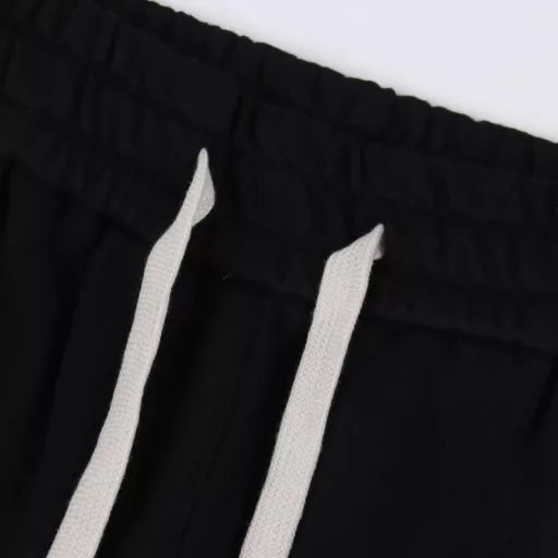 Gucci patchwork GG embroidered letter shortsThe fabric is made of 360g brushed fabric, which is etched after dyeing. It is treated with silky and ultra-soft treatment compared with the original. The texture of the fabric is clear and obvious, the drape is excellent, and the workmanship is exquisite and meets the export standards. There are 4.5 stitches per centimeter, and each seam is pressed with visible lines. The lines are neat and standard like a ruler. The woven cotton ribbon is tightly woven and soft to the touch. The embroidery process uses a Behringer embroidery machine to make the embroidery color fuller and the embroidery more three-dimensional. The pattern has a good effect on the body. It is the same style for men and women, simple and versatile, and can be purchased on behalf of heavy items. You can compare any quality on the market at will.