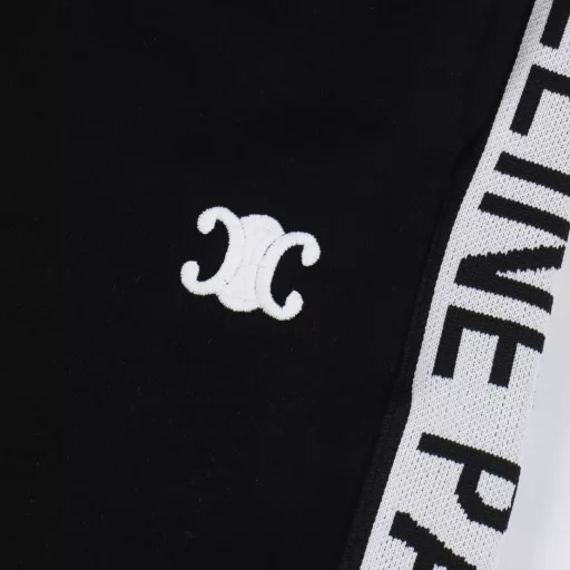 Celine Ribbon Letter Embroidered ShortsThe fabric is made of 360g brushed fabric, which is etched after dyeing. It is treated with silky and ultra-soft treatment compared with the original. The texture of the fabric is clear and obvious, the drape is excellent, and the workmanship is exquisite and reaches the export standard. There are 4.5 stitches per centimeter, and each seam is pressed with visible lines. The lines are neat and standard like a ruler. The woven cotton ribbon is tightly woven and soft to the touch. The embroidery process uses the Behringer embroidery machine to make the embroidery color fuller and the embroidery more three-dimensional. The pattern has a good effect on the body. It is the same style for men and women, simple and versatile. It is a heavy-duty item for purchasing, and you can compare any quality on the market at will!