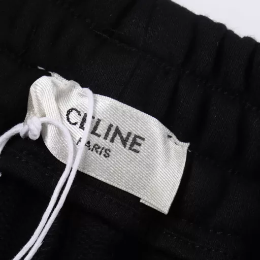 Celine Ribbon Letter Embroidered ShortsThe fabric is made of 360g brushed fabric, which is etched after dyeing. It is treated with silky and ultra-soft treatment compared with the original. The texture of the fabric is clear and obvious, the drape is excellent, and the workmanship is exquisite and reaches the export standard. There are 4.5 stitches per centimeter, and each seam is pressed with visible lines. The lines are neat and standard like a ruler. The woven cotton ribbon is tightly woven and soft to the touch. The embroidery process uses the Behringer embroidery machine to make the embroidery color fuller and the embroidery more three-dimensional. The pattern has a good effect on the body. It is the same style for men and women, simple and versatile. It is a heavy-duty item for purchasing, and you can compare any quality on the market at will!