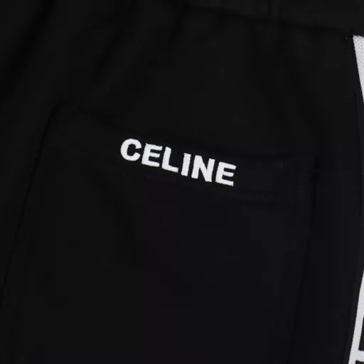 Celine Ribbon Letter Embroidered ShortsThe fabric is made of 360g brushed fabric, which is etched after dyeing. It is treated with silky and ultra-soft treatment compared with the original. The texture of the fabric is clear and obvious, the drape is excellent, and the workmanship is exquisite and reaches the export standard. There are 4.5 stitches per centimeter, and each seam is pressed with visible lines. The lines are neat and standard like a ruler. The woven cotton ribbon is tightly woven and soft to the touch. The embroidery process uses the Behringer embroidery machine to make the embroidery color fuller and the embroidery more three-dimensional. The pattern has a good effect on the body. It is the same style for men and women, simple and versatile. It is a heavy-duty item for purchasing, and you can compare any quality on the market at will!