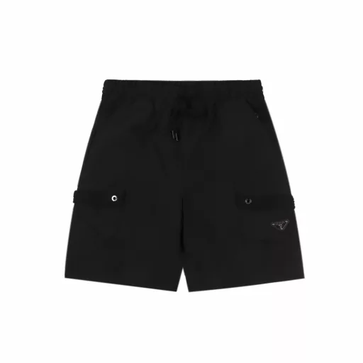Prada multi-pocket logo shortsCustom-woven and custom-dyed high-density plain blended fabric. The pants style combines workwear style and elegance. Heat-cut webbing on both sides. Original 1:1 customization. Silicone 3D logo tag on the waist. Zinc alloy laser engraved snap buttons on the trouser legs. Adjustable pants style to switch styles. Fully covered hem stitching on the lining. Perfect details and exquisite workmanship.