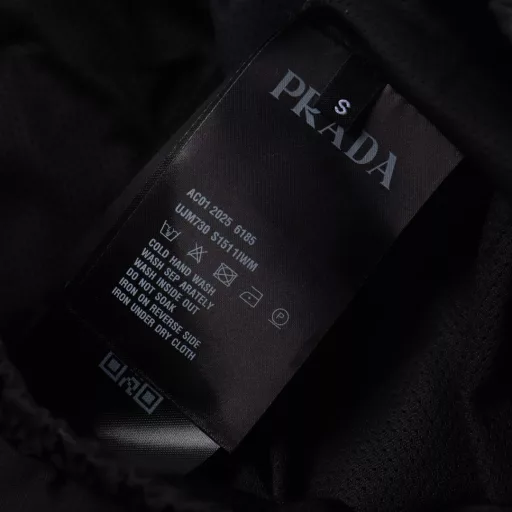 Prada multi-pocket logo shortsCustom-woven and custom-dyed high-density plain blended fabric. The pants style combines workwear style and elegance. Heat-cut webbing on both sides. Original 1:1 customization. Silicone 3D logo tag on the waist. Zinc alloy laser engraved snap buttons on the trouser legs. Adjustable pants style to switch styles. Fully covered hem stitching on the lining. Perfect details and exquisite workmanship.