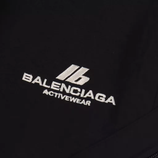 Balenciaga letter embroidered logo shortsThe fabric is 360g brushed fabric, and the color is customized and then the hair is etched. It is treated with silky and ultra-soft treatment compared with the original. The texture of the fabric is clear and obvious, the drape is excellent, and the workmanship is exquisite and reaches the export standard of foreign trade. There are 4.5 stitches per centimeter, and each seam is pressed with visible lines. The lines are neat and standard like a ruler. The woven cotton ribbon is tightly woven and soft to the touch. The embroidery process uses the Behringer embroidery machine to make the embroidery color fuller and the embroidery more three-dimensional. The version has a good effect on the body. It is the same style for men and women, simple and versatile, and can be purchased on behalf of heavy items. You can compare any quality on the market at will.
