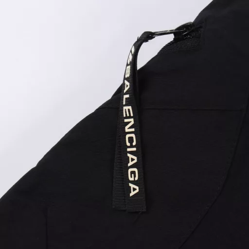 Balenciaga letter embroidered logo shortsThe fabric is 360g brushed fabric, and the color is customized and then the hair is etched. It is treated with silky and ultra-soft treatment compared with the original. The texture of the fabric is clear and obvious, the drape is excellent, and the workmanship is exquisite and reaches the export standard of foreign trade. There are 4.5 stitches per centimeter, and each seam is pressed with visible lines. The lines are neat and standard like a ruler. The woven cotton ribbon is tightly woven and soft to the touch. The embroidery process uses the Behringer embroidery machine to make the embroidery color fuller and the embroidery more three-dimensional. The version has a good effect on the body. It is the same style for men and women, simple and versatile, and can be purchased on behalf of heavy items. You can compare any quality on the market at will.