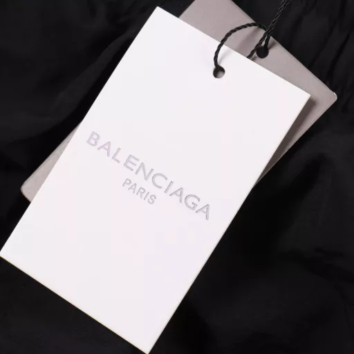 Balenciaga letter embroidered logo shortsThe fabric is 360g brushed fabric, and the color is customized and then the hair is etched. It is treated with silky and ultra-soft treatment compared with the original. The texture of the fabric is clear and obvious, the drape is excellent, and the workmanship is exquisite and reaches the export standard of foreign trade. There are 4.5 stitches per centimeter, and each seam is pressed with visible lines. The lines are neat and standard like a ruler. The woven cotton ribbon is tightly woven and soft to the touch. The embroidery process uses the Behringer embroidery machine to make the embroidery color fuller and the embroidery more three-dimensional. The version has a good effect on the body. It is the same style for men and women, simple and versatile, and can be purchased on behalf of heavy items. You can compare any quality on the market at will.