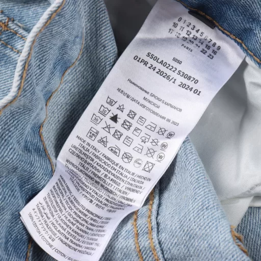 Margiela MM6 Masking tape ripped denim shortsImported denim non-stretch fabric, using original color yeast washing process, softened by washing, very comfortable and drapey. Masking tape stickers, all handmade, time-consuming and labor-intensive. Custom leather brand, exquisite stitching, heavy washing, comfortable and breathable fabric