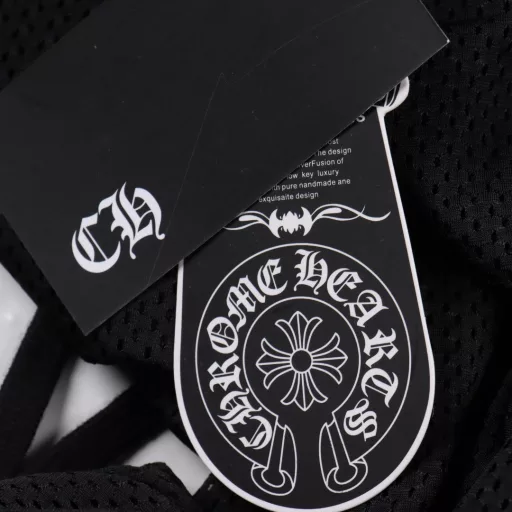 Chrome Hearts 25SS Sanskrit mesh hockey shortsPrinted by imported direct-injection machine. Hardware and accessories are all custom-made. Correct configuration. Black 2025 Chrome Hearts genuine packaging. Fabric is made of 220g high-density 100D bird's eye quick-drying material. Double-layer sewing process. Printing uses screen film process (print once and scrape the printing table). Correct high-density main label washing tag. Hand-sewn