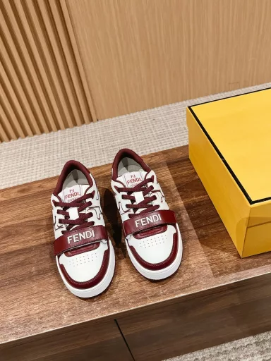 Fendi's new sneakers, Velcro casual shoes with strapsA pair of the first pair of sneakers in autumn, absolutely comfortable and easy to wear, soft and height-enhancing, the new model is different from the old model and has a small Velcro decoration, easy to put on and take off, top-notch sneakers for sure