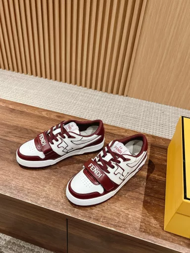 Fendi's new sneakers, Velcro casual shoes with strapsA pair of the first pair of sneakers in autumn, absolutely comfortable and easy to wear, soft and height-enhancing, the new model is different from the old model and has a small Velcro decoration, easy to put on and take off, top-notch sneakers for sure