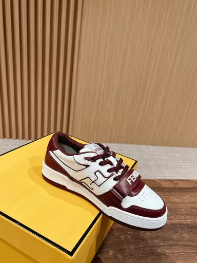 Fendi's new sneakers, Velcro casual shoes with strapsA pair of the first pair of sneakers in autumn, absolutely comfortable and easy to wear, soft and height-enhancing, the new model is different from the old model and has a small Velcro decoration, easy to put on and take off, top-notch sneakers for sure