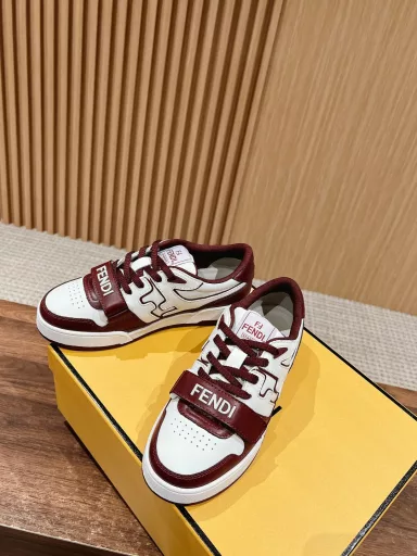 Fendi's new sneakers, Velcro casual shoes with strapsA pair of the first pair of sneakers in autumn, absolutely comfortable and easy to wear, soft and height-enhancing, the new model is different from the old model and has a small Velcro decoration, easy to put on and take off, top-notch sneakers for sure