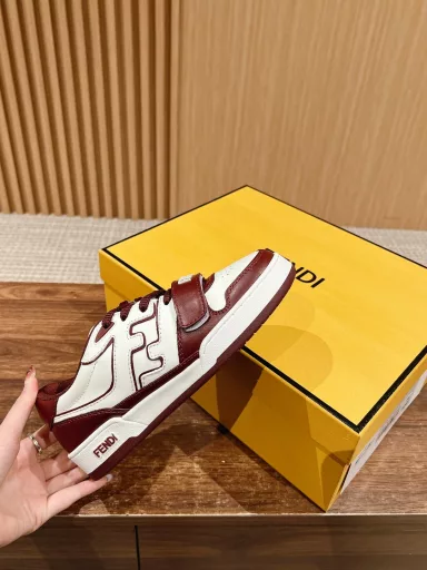 Fendi's new sneakers, Velcro casual shoes with strapsA pair of the first pair of sneakers in autumn, absolutely comfortable and easy to wear, soft and height-enhancing, the new model is different from the old model and has a small Velcro decoration, easy to put on and take off, top-notch sneakers for sure