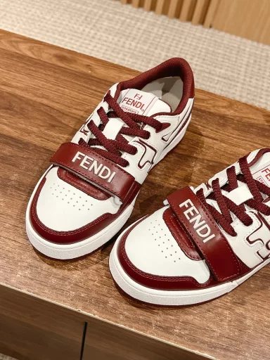 Fendi's new sneakers, Velcro casual shoes with strapsA pair of the first pair of sneakers in autumn, absolutely comfortable and easy to wear, soft and height-enhancing, the new model is different from the old model and has a small Velcro decoration, easy to put on and take off, top-notch sneakers for sure
