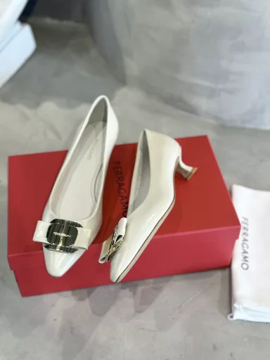 FERRAGA*O💗 French pointed toe with low-key and simple metal buckle,The shoe body is exquisite and delicate Nappa leatherSoft foot feel and comfortable lastWhen you are hesitant about which shoes to wear when going outYou can't go wrong with this 🧸