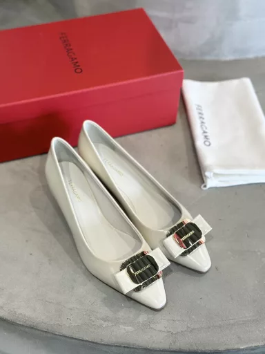 FERRAGA*O💗 French pointed toe with low-key and simple metal buckle,The shoe body is exquisite and delicate Nappa leatherSoft foot feel and comfortable lastWhen you are hesitant about which shoes to wear when going outYou can't go wrong with this 🧸