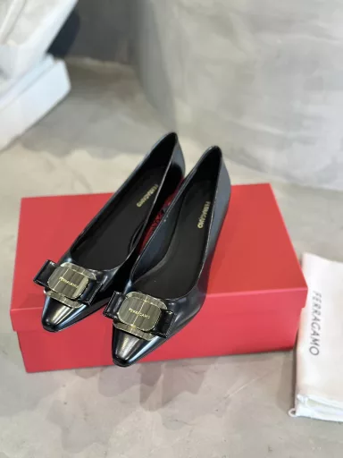 FERRAGA*O💗 French pointed toe with low-key and simple metal buckle,The shoe body is exquisite and delicate Nappa leatherSoft foot feel and comfortable lastWhen you are hesitant about which shoes to wear when going outYou can't go wrong with this 🧸