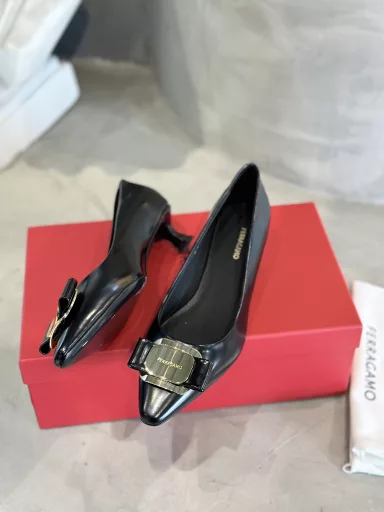 FERRAGA*O💗 French pointed toe with low-key and simple metal buckle,The shoe body is exquisite and delicate Nappa leatherSoft foot feel and comfortable lastWhen you are hesitant about which shoes to wear when going outYou can't go wrong with this 🧸