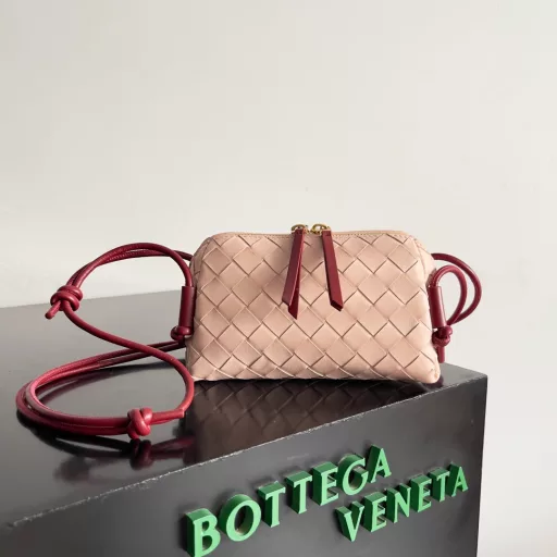 BV new mini bag ceiling BottegavenetaNew Concert Pouch bag small but large capacityCan hold Pro max mobile phone. Adjustable shoulder strap for crossbody or single shoulder. High cost performance. The latest small bag in autumn. Large capacity. Trial can hold 4 short clips. I also tried it. It can hold my fist. Cute and lovely. Touching capacity. Adjustable shoulder strap for daily commuting.