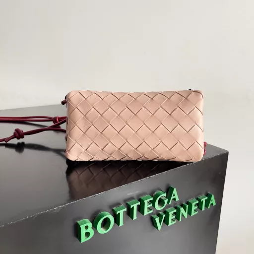 BV new mini bag ceiling BottegavenetaNew Concert Pouch bag small but large capacityCan hold Pro max mobile phone. Adjustable shoulder strap for crossbody or single shoulder. High cost performance. The latest small bag in autumn. Large capacity. Trial can hold 4 short clips. I also tried it. It can hold my fist. Cute and lovely. Touching capacity. Adjustable shoulder strap for daily commuting.