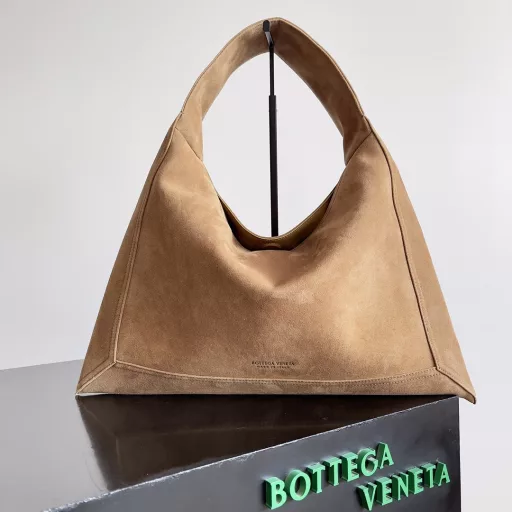 Bottega Veneta's main product for shining from the catwalk to the streets. It not only brings a strong retro feel, but also can be easily combined with a variety of ways to create different styles. Whether it is a capable and elegant workplace look or a casual and comfortable daily wear, all-imported calfskin is a fashion element you can't miss.