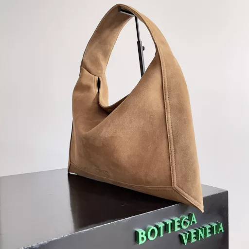 Bottega Veneta's main product for shining from the catwalk to the streets. It not only brings a strong retro feel, but also can be easily combined with a variety of ways to create different styles. Whether it is a capable and elegant workplace look or a casual and comfortable daily wear, all-imported calfskin is a fashion element you can't miss.
