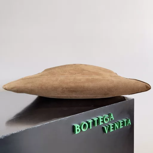 Bottega Veneta's main product for shining from the catwalk to the streets. It not only brings a strong retro feel, but also can be easily combined with a variety of ways to create different styles. Whether it is a capable and elegant workplace look or a casual and comfortable daily wear, all-imported calfskin is a fashion element you can't miss.
