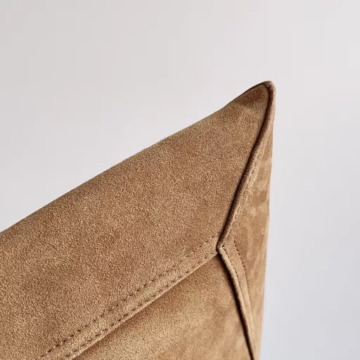 Bottega Veneta's main product for shining from the catwalk to the streets. It not only brings a strong retro feel, but also can be easily combined with a variety of ways to create different styles. Whether it is a capable and elegant workplace look or a casual and comfortable daily wear, all-imported calfskin is a fashion element you can't miss.